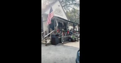 The country store – delicious sausage and nice people at Bradley’s Country Store.  #florida #short